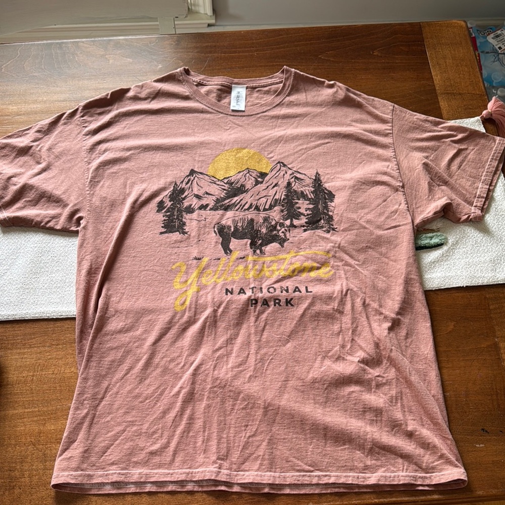 Dusty Pink Short Sleeve Tee w/Mountain & Bison Graphic Size L/XL Yellowstone
